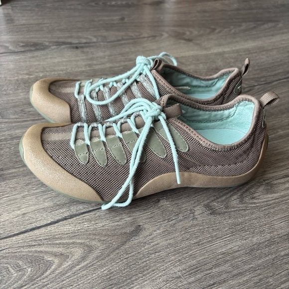 Tsubo Shoes - Tsubo Low Top Athletic Sneakers size 6/36